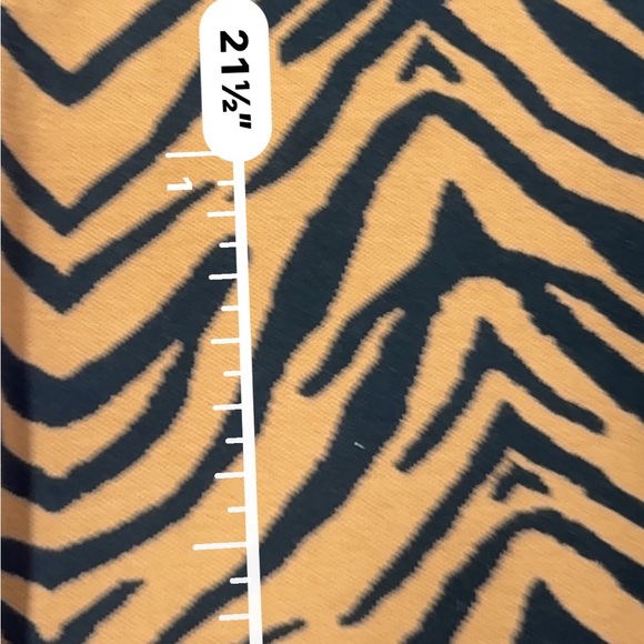 Carmen Marc Valvo mockneck long sleeve cozy tiger print sweater size Medium-NWOT - Picture 8 of 10